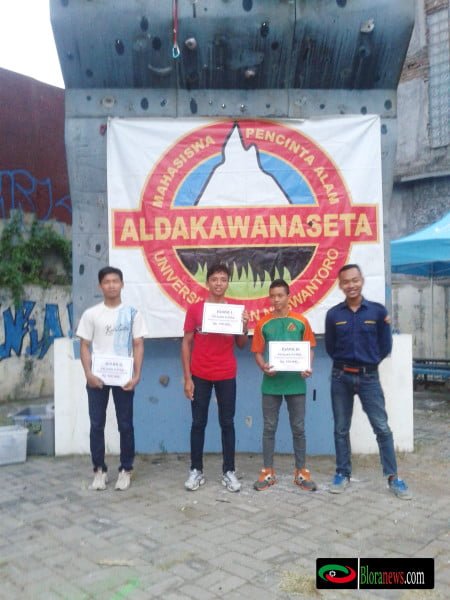 lomba panjat dinding di udinus diperlombaan udinus fest 2016