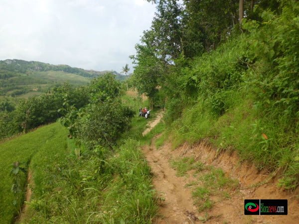 Jalan menuju Bendungan Jurangjero melalui puncak krekep