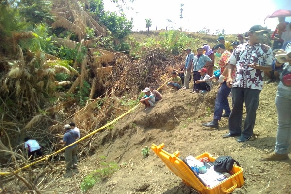 Puluhan warga, perangkat desa dan tokoh masyarakat turut menyaksikan evakuasi