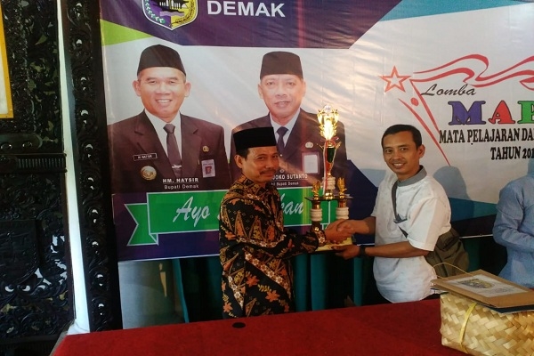 Imam Shohis (baju putih) mewakili Kontingen Blora saat menerima tropi juara