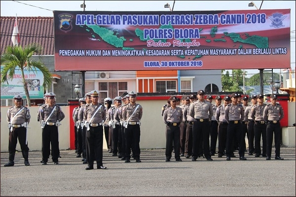 Apel Gelar Pasukan Operasi Zebra Candi 2018 di halaman Mapolres Blora