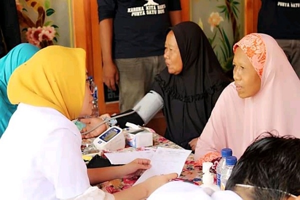Warga Dusun Sambongmacan Desa Sumber Kecamatan Kradenan antusias mengikuti pengobatan gratis dan pembagian sembako