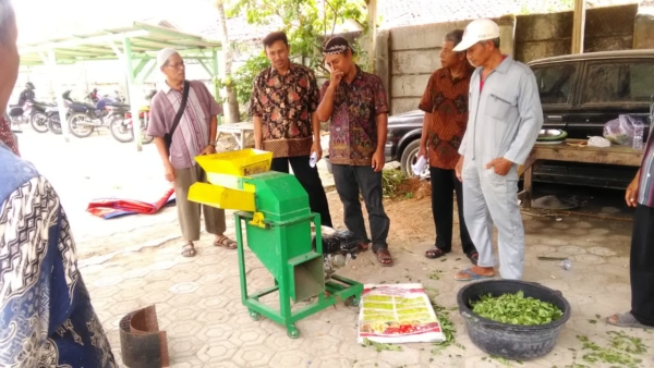 Praktik Pembuatan Pakan Ternak Fermentasi dalam acara Ngaji Pertanian di Ponpes Sabilurrosyad Mojowetan Banjarejo