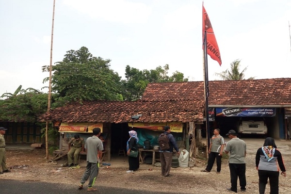 Penertiban APK di depan kantor UPTD TK/SD Kecamatan Japah