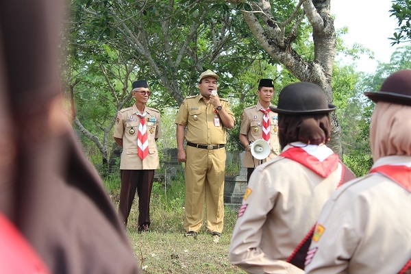 Wakil Bupati Blora mengajak anggota pramuka untuk membersihkan Makam Potjut Meurah Intan