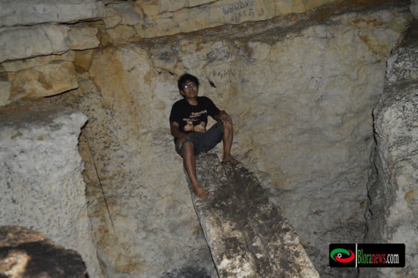 Panorama bebatuan di dalam goa Tirta ngelengkir