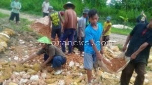 MELIHAT LEBIH DEKAT TRADISI GOTONG ROYONG DI DESA BULOH