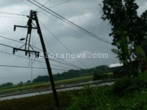 ANGIN KENCANG, ROBOHKAN TIANG LISTRIK DAN RUSAK RUMAH