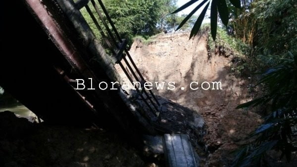 JEMBATAN TEMPEL LEMAHBANG JEBROL DI DITERJANG BANJIR