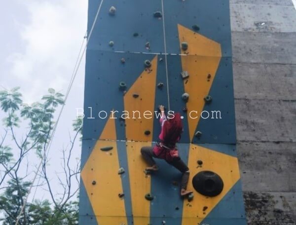 LEBIH DEKAT DENGAN OLAHRAGA WALL CLIMBING DI BLORA