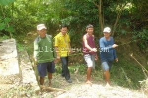 WARGA GEDEBEG DAN ROWOBUNGKUL BANGUN JEMBATAN PENGHUBUNG SECARA SWADAYA.