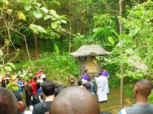 PASKAH DI BLORA : SUASANA KHIDMAT JALAN SALIB DI WIRESKAT