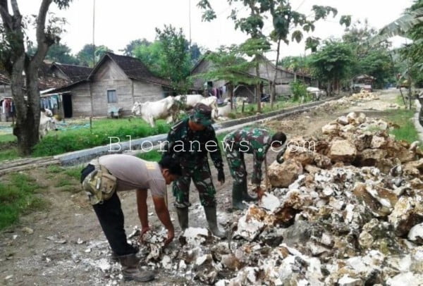 TNI DAN POLRI IKUT PERBAIKI JALAN RUSAK DALAM PROGRAM TMMD