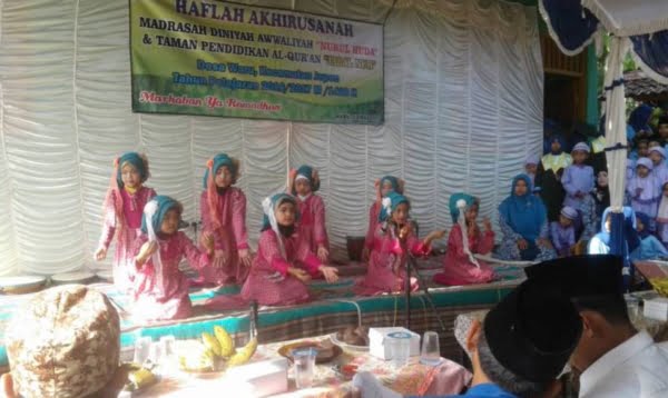 Prosesi Wisuda Santri Madrasah Diniyah Nurul Huda Desa Waru Jepon Foto Bloranews