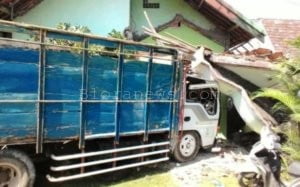 SOPIR NGANTUK, TRUK HANTAM RUMAH WARGA