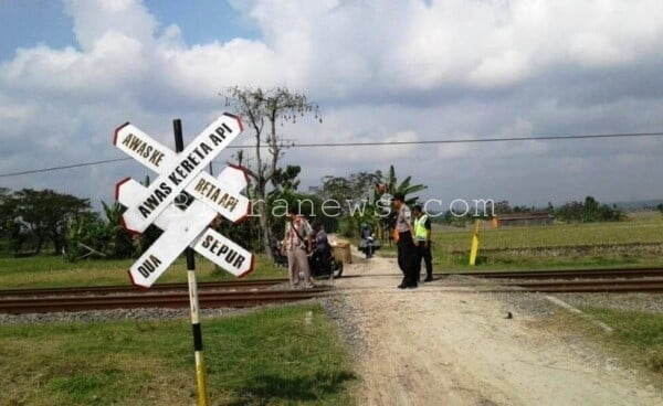 JELANG MUDIK LEBARAN, POLSEK JATI INTENSIFKAN PATROLI CEK JALUR REL KERETA API