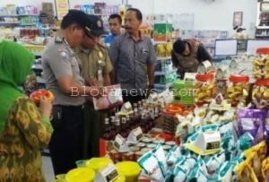 PETUGAS GABUNGAN GELAR RAZIA MAKANAN MINUMAN JELANG LEBARAN