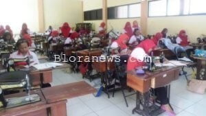 BELUM GENAP SEBULAN PESERTA PELATIHAN MENJAHIT BLK BLORA SUDAH BISA HASILKAN KARYA