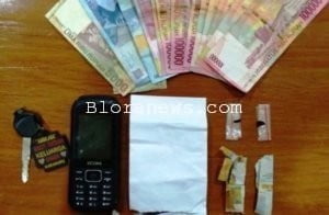 NYAMBI KURIR NARKOTIKA, TUKANG TAMBAL BAN DI TANGKAP POLISI