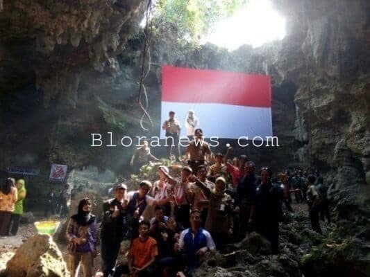 SANG MERAH PUTIH BERKIBAR DI PERUT BUMI : UPACARA BENDERA DI WANA WISATA GT (GOA TERAWANG) BLORA