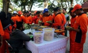 SERATUS PETUGAS KEBERSIHAN BLORA TERIMA TALI ASIH BERUPA BERAS