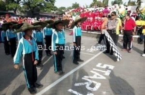 TAMPIL BEDA, PESERTA LOMBA GERAK JALAN PAKAI TOPI DAUN JATI