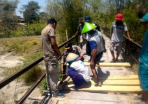 BHABINKAMTIBMAS POLSEK JATI TUTUP LOBANG MENGANGA DI JEMBATAN KLATAK
