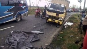 DI CABAK JIKEN SEPEDA MOTOR TABRAK TRUK, PENGENDARA MOTOR TEWAS SEKETIKA