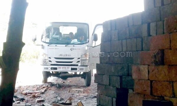 Joko Ariyanto (26), perantau asal Blora yang telah setahun bekerja pada industri bata merah di Distrik Mayamuk, Kabupaten Sorong Papua Barat