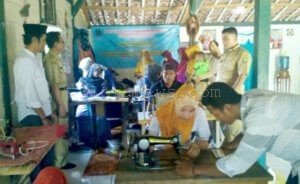 PULUHAN WARGA KUNDURAN IKUTI PELATIHAN MENJAHIT