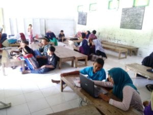 DI SUMBERAGUNG BANJAREJO, SANTRI MADRASAH BELAJAR KOMPUTER