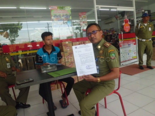 DUA MINI MARKET TANPA IJIN DISIDAK SATPOL PP