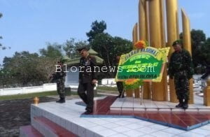 HUT TNI KE-72, KODIM 0721/BLORA BANTU AIR DAN ZIARAHI PAHLAWAN