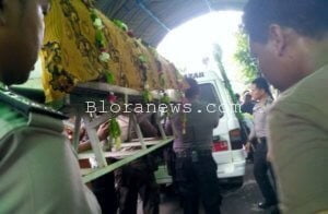 KELUARGA KORBAN TRAGEDI BAKU TEMBAK ANGGOTA BRIMOB TERPUKUL