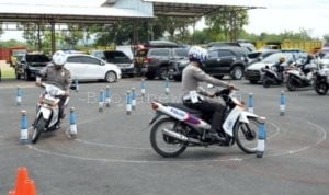TEKAN AROGANSI DI JALAN RAYA, SATLANTAS POLRES BLORA GELAR DEMONSTRASI SAFETY RIDING