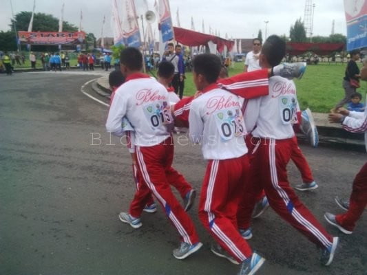 DINKOMINFO BLORA JUARA LOMBA GERAK JALAN
