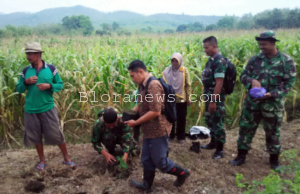 ANGGOTA POSRAMIL BOGOREJO DAN PETUGAS PPL BANTU PETANI GAYAM MENANAM REFUGIA