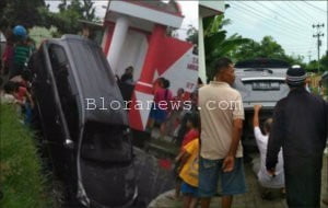 MOBIL NYUNGSEP DI SELOKAN, PENGEMUDI MENGALAMI SHOCK BERAT