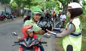 SATLANTAS POLRES BLORA GELAR KUIS BERHADIAH HELM DI OPERASI ZEBRA 2017