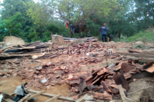 SERANGAN ANGIN DI DESA CANDI TODANAN, SATU RUMAH ROBOH DAN TERNAK TEWAS