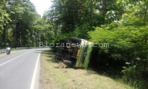 TIKUNGAN TAJAM, TRUK BOX FUSO TERGULING DI PAL BALON CABAK