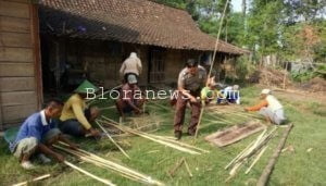 WARGA DESA SUMBER KRADENAN GOTONG ROYONG PERBAIKI RUMAH LANSIA TAK LAYAK HUNI