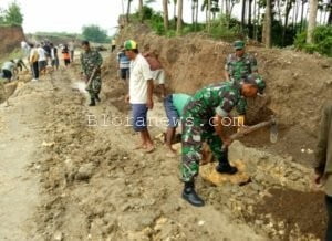 CEGAH LONGSOR, PULUHAN WARGA MEDALEM KRANDENAN KERJA BAKTI PEMBENAHAN JALAN