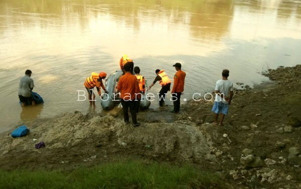 ARUS DERAS BENGAWAN SOLO MENYULITKAN PENCARIAN KORBAN TENGGELAM