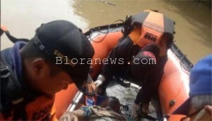 BUANG HAJAT, KAKEK INI TERSERET ARUS BENGAWAN SOLO