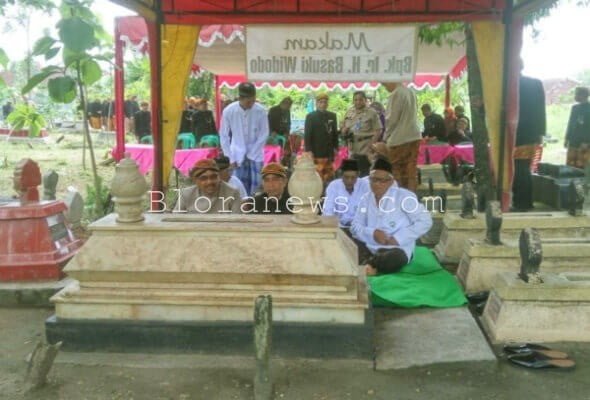 HARI JADI KABUPATEN BLORA KE- 268, PEMKAB BLORA GELAR ZIARAH KE MAKAM BUPATI TEMPO DULU