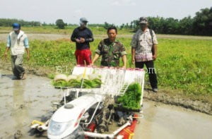 PETANI DI KEDUNGTUBAN DIAJARI CARA PEMAKAIAN RICE TRANSPLANTER