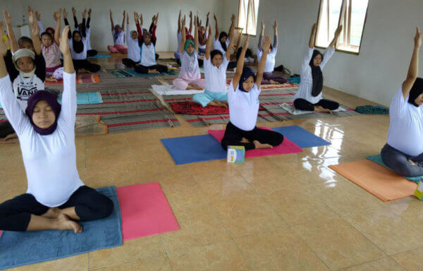 PULUHAN IBU HAMIL DI DESA DRINGO TODANAN IKUTI LATIHAN YOGA