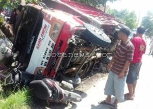 TRUK BERMUATAN JAGUNG TERGULING DI JALAN GATOT SUBROTO DESA TUTUP TUNJUNGAN