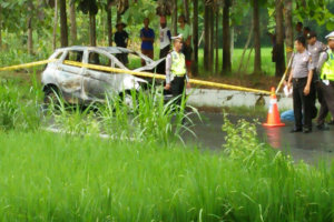 MOBIL TERBAKAR DI JALAN JEPON – JATIROGO, DIDUGA AKIBAT KORSLETING AKI